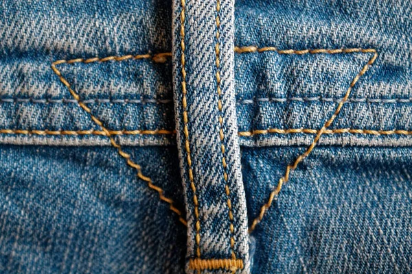 Slitna lue jeans, Denim konsistens, makro bakgrund för webbplats eller mobila enheter — Stockfoto