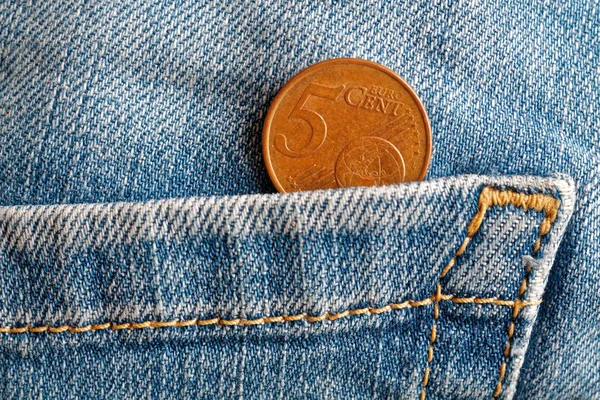 光の青のデニムのジーンズのポケットに 5 ユーロ セントの名称とユーロ硬貨 — ストック写真