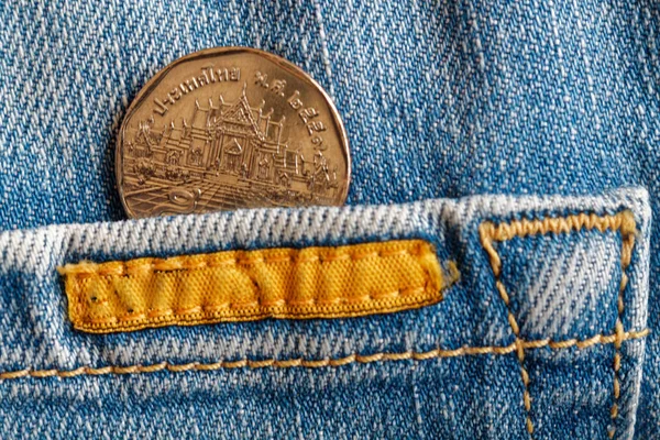 古い biege さんのデニムのジーンズのポケットに 5 バーツの名称とタイのコイン — ストック写真