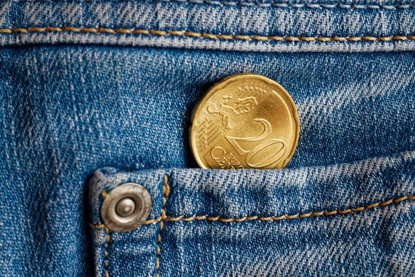 Euromynt med ett nominellt värde på 20 euro cent i fickan på ljus blå denim jeans — Stockfoto
