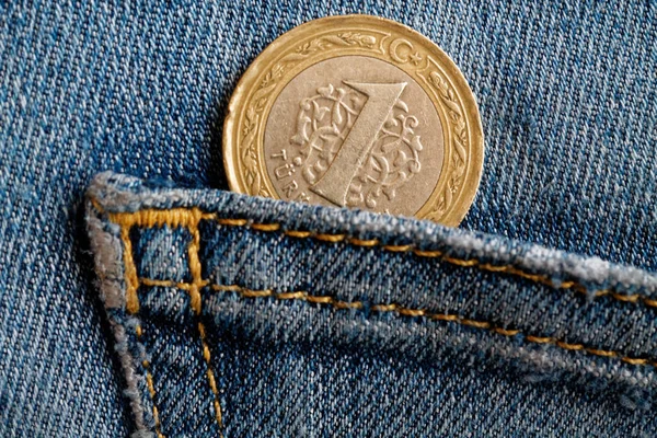 Türkische Münze im Wert von 1 Lira in der Tasche der blauen Jeans — Stockfoto