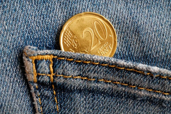 Moneta in euro con un taglio di 20 centesimi di euro nella tasca di jeans blu denim indossati — Foto Stock