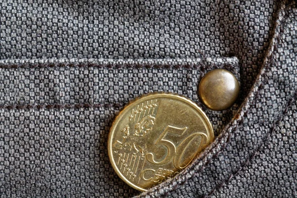 Euromynt med en valör på 50 euro cent i fickan på slitna bruna denim jeans — Stockfoto