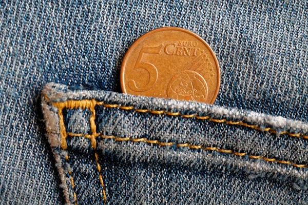 Euro koin dengan denominasi 5 euro sen di saku biru tua denim jeans — Stok Foto