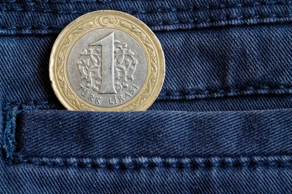 Moneta turca con un taglio di una lira nella tasca di jeans in denim blu scuro — Foto Stock