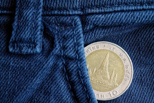 Moneta thailandese con un taglio di 10 baht nella tasca dei vecchi jeans in denim blu — Foto Stock