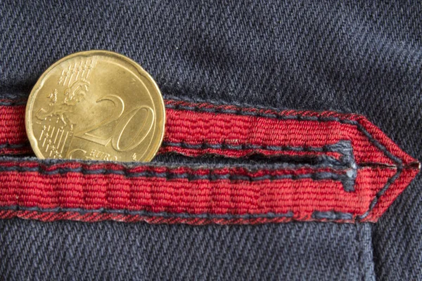 Euromynt med ett nominellt värde på 20 euro cent i fickan på slitna blå denim jeans med röd rand — Stockfoto