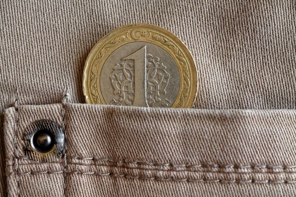 米色牛仔牛仔裤口袋里的土耳其硬币, 面值为1里拉 — 图库照片