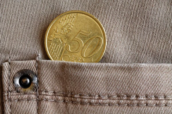 Euromynt med en valör på 50 euro cent i fickan på beige denim jeans — Stockfoto