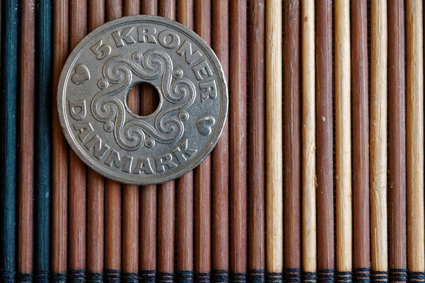 Denominación moneda de Dinamarca es de 5 coronas (corona) mentira sobre mesa de bambú de madera, bueno para el fondo o postal —  Fotos de Stock