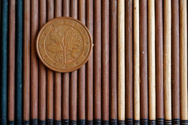 Euromünzen im Wert von 5 Eurocent liegen auf einem Holztisch aus Bambus - Rückseite — Stockfoto