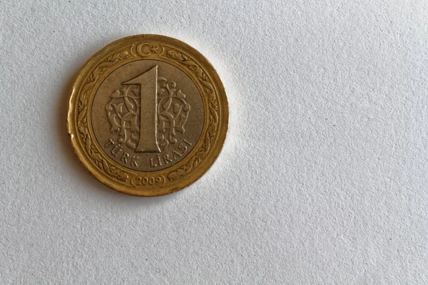 Een Turkse munt denominatie is 1 Turkse lira leugen op geïsoleerde witte achtergrond — Stockfoto