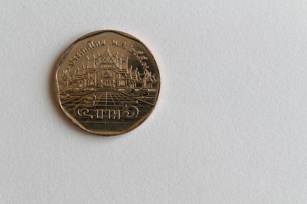 Один тайський монетку купюру є 5 Бат Лі на ізольованих білим тлом — стокове фото