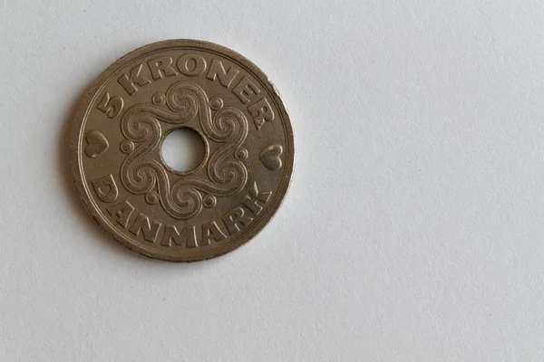 En Danmark myntvalör är fem krona (krona) lögn på isolerade vit bakgrund — Stockfoto
