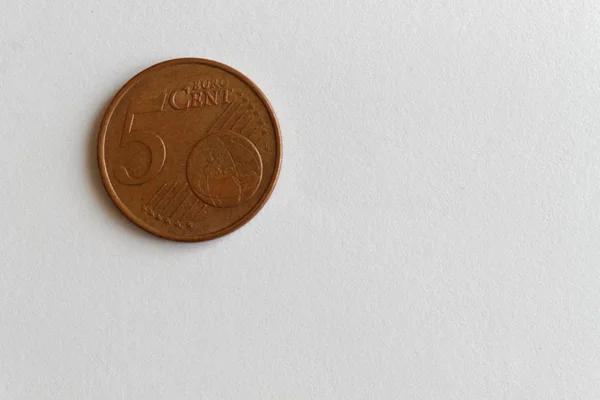 유로 동전 명칭은 5 유로 센트 거짓말 고립 된 흰색 배경 — 스톡 사진