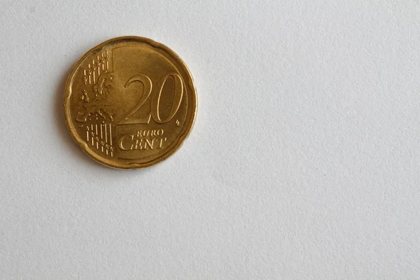 Een euromunt denominatie is twintig euro cent leugen op geïsoleerde witte achtergrond — Stockfoto