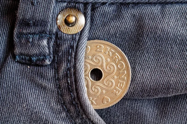 Danmark myntvalör är 2 krona (krona) i fickan på föråldrade blå denim jeans — Stockfoto