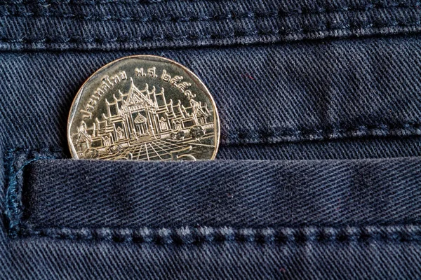 Thailändska mynt med ett nominellt värde på fem baht i fickan på Mörk blå denim jeans — Stockfoto