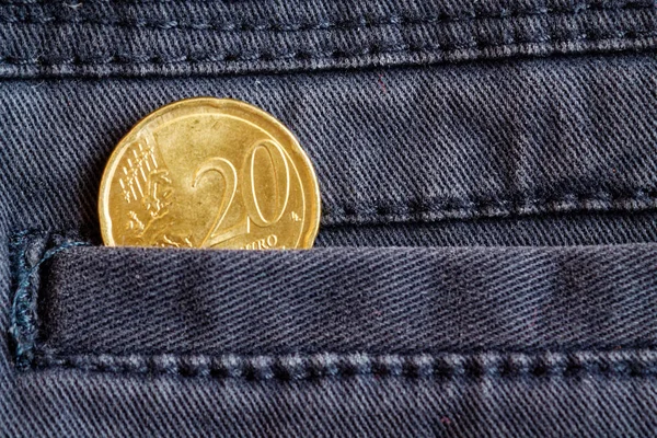 다크 블루 데님 청바지의 주머니에 20 유로 센트의 명칭으로 유로 동전 — 스톡 사진