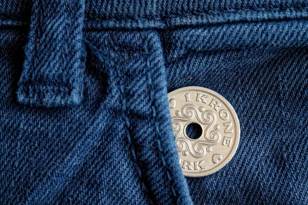 Denemarken munt denominatie is 1 kroon (kroon) in de zak van oude blauwe denim jeans — Stockfoto