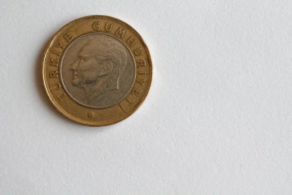 En turkisk myntvalör är 1 lira lögn på isolerade vit bakgrund - baksida — Stockfoto