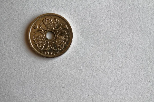 一丹麦硬币衡量单位是你克朗 (冠) 谎言在被隔绝的白色背景-背面 — 图库照片