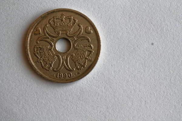 Une dénomination de pièce de monnaie du Danemark est cinq couronne (couronne) se trouvent sur fond blanc isolé - face arrière — Photo