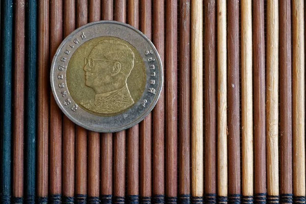 Ονομαστική αξία των κερμάτων της Ταϊλάνδης είναι 10 μπατ ψέμα στο τραπέζι ξύλινο μπαμπού, καλό για φόντο ή καρτ-ποστάλ - πίσω όψη — Φωτογραφία Αρχείου