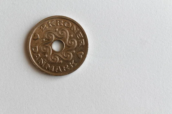 En Danmark myntets valör är två krona (krona) lögn på isolerade vit bakgrund — Stockfoto
