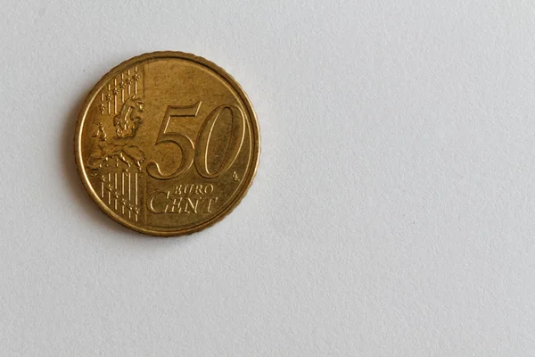 一欧洲硬币面额是五十欧洲美分谎言在被隔绝的白色背景 — 图库照片