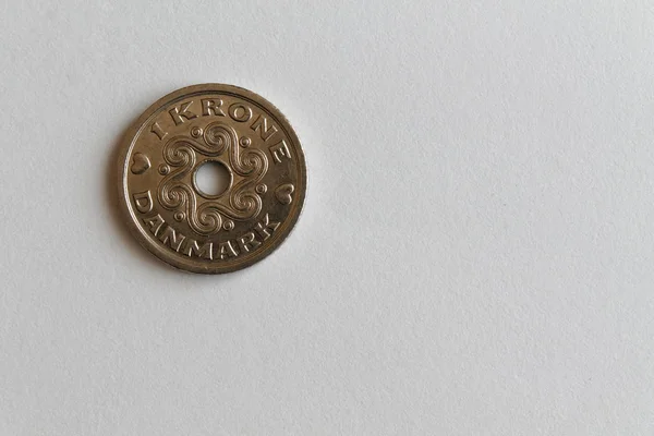 Деноминация одной датской монеты - одна крона (корона) лежит на изолированном белом фоне — стоковое фото