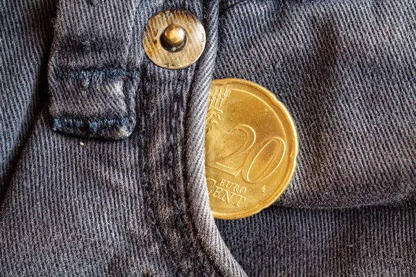 Monety o nominale 20 eurocentów w kieszeni nieaktualne niebieski denim jeans — Zdjęcie stockowe