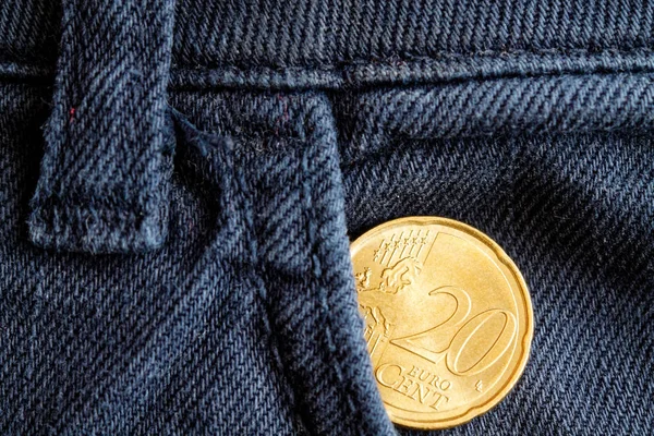 Euromünze im Wert von 20 Eurocent in der Tasche einer alten Blue-Denim-Jeans — Stockfoto