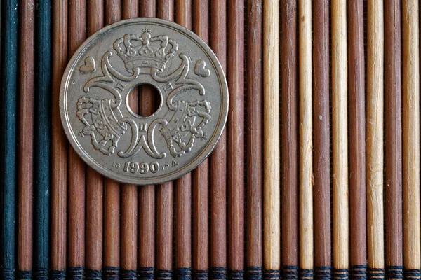 Denominação moeda Dinamarca é 5 coroa (coroa) mentira sobre mesa de bambu de madeira, bom para fundo ou cartão postal - verso — Fotografia de Stock