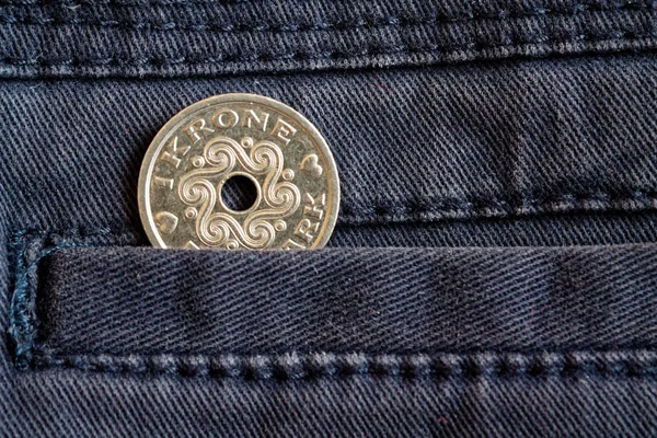 Danimarca taglio di moneta è una corona (corona) nella tasca di jeans denim blu scuro — Foto Stock