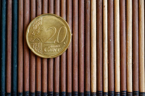 Ονομαστική αξία των κερμάτων ευρώ είναι ψέμα σεντς 20 ευρώ στο τραπέζι ξύλινο μπαμπού — Φωτογραφία Αρχείου