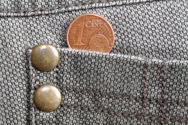 Euro para cebinde bir euro cent bir mezhebi ile eski kahverengi denim kot pantolon giyilir