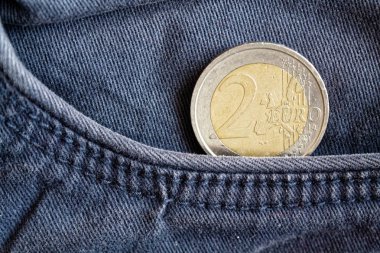 Euro para cebinde 2 euro eski bir mezhebi ile mavi kot kot
