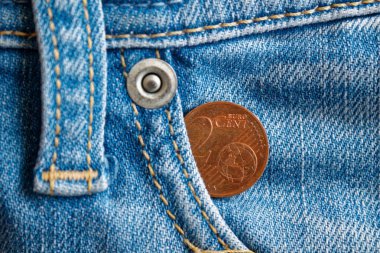 Euro para iki euro cent yıpranmış eski mavi kot kot pantolon cebinde bir mezhebi ile