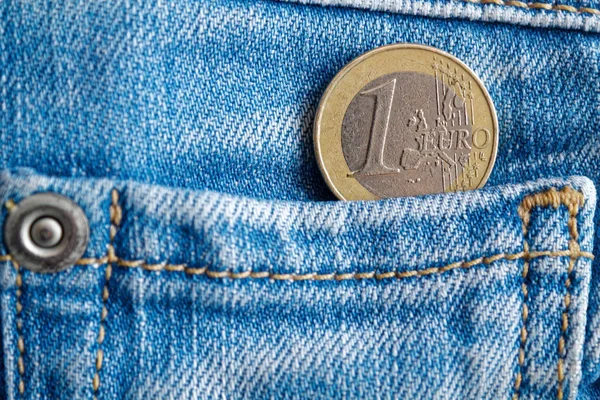 ポケットに 1 ユーロの名称とユーロ硬貨は古い青いデニムのジーンズを着用 — ストック写真