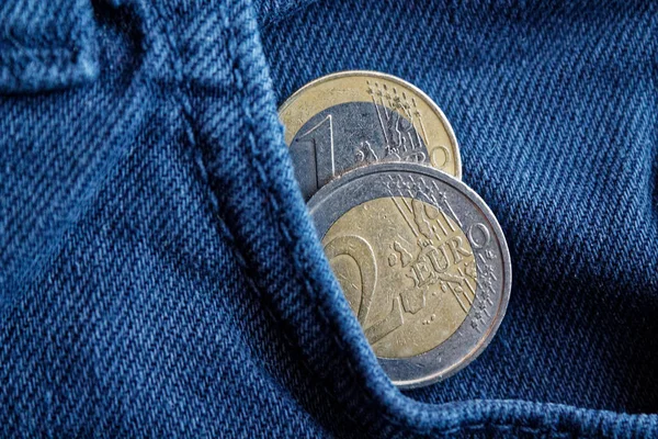 Δύο κερμάτων ευρώ ονομαστικής αξίας 1 και 2 ευρώ στην τσέπη του τζιν μπλε τζιν — Φωτογραφία Αρχείου