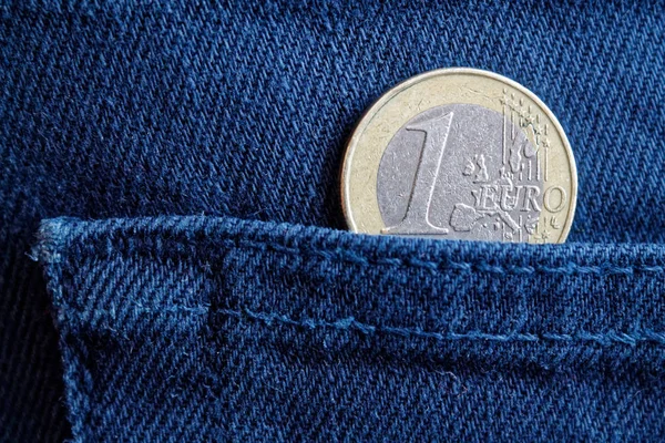 Moneta Euro con un taglio di 1 euro nella tasca dei vecchi jeans blu denim indossati — Foto Stock