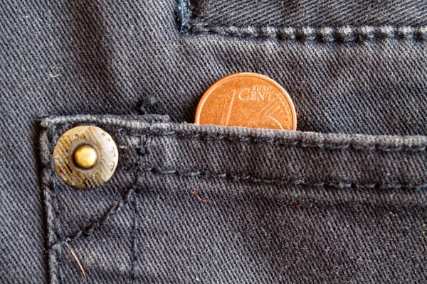 着用のブルーのデニムのジーンズのポケットに 1 ユーロ セントの名称とユーロ硬貨 — ストック写真