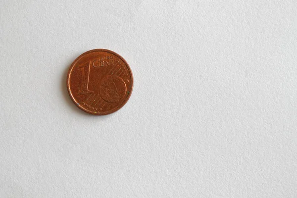 Één euro munt leugen op geïsoleerde witte achtergrond denominatie is één eurocent — Stockfoto