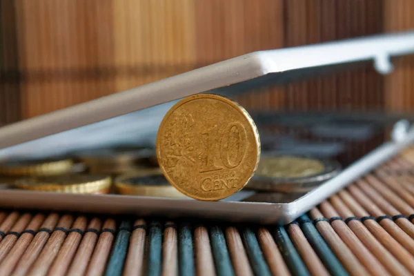 Σωρός από κέρματα ευρώ στον καθρέφτη αντανακλούν το πορτοφόλι βρίσκεται σε φόντο ξύλινη μπαμπού πίνακα ονομασία είναι 10 ευρώ σεντς — Φωτογραφία Αρχείου