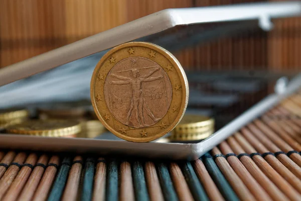 Stapel von Euro-Münzen in Spiegel reflektieren Brieftasche liegt auf hölzernem Bambus Tischhintergrund Stückelung ist 1 Euro - Rückseite — Stockfoto