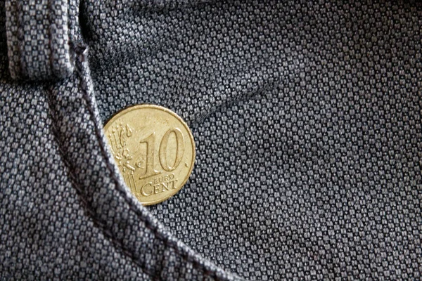 Moeda de euro com uma denominação de dez cêntimos de euro no bolso de jeans de ganga castanho desgastado — Fotografia de Stock