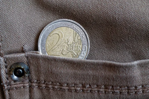 Монети євро з Деномінація 2 євро в кишені джинсів vintage джинсова сірий — стокове фото