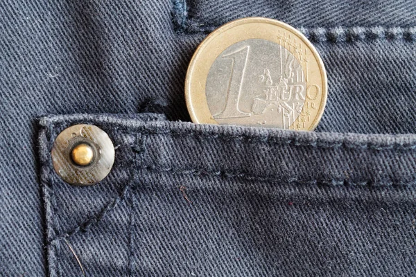다크 블루 데님 청바지의 주머니에 1 유로의 교 단으로 유로 동전 — 스톡 사진