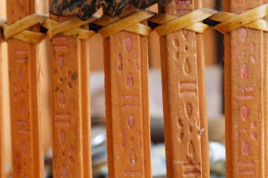 Eski güçlü ahşap plakalar çelik süslü, yakın çekim arka plan ile